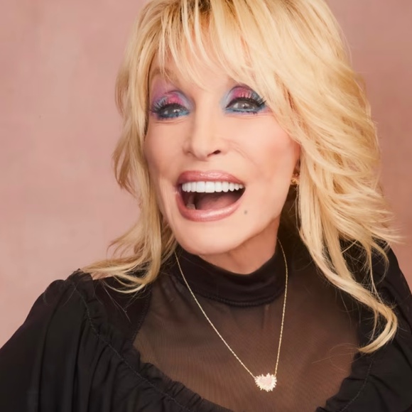 Dolly Parton x Kendra Scott Ari Heart Gold Pendant Necklace - Picture 4 of 7